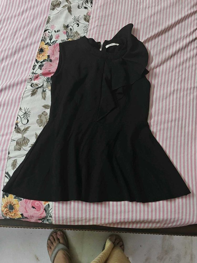 Chic Black Ruffled Sleeveless Top