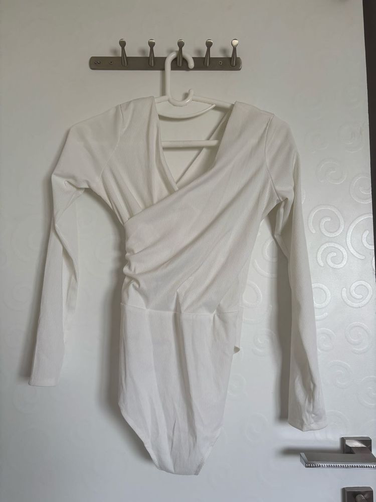 Chic White Long-Sleeve Bodysuit