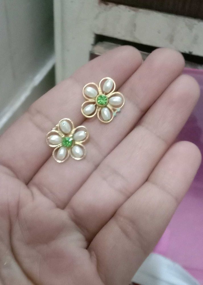 Floral Pearl Stud Earrings - Cute &amp; Chic