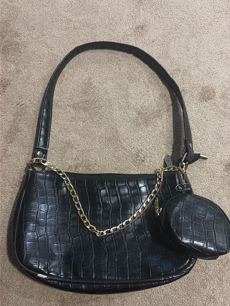 selling my divis leather like hobo bag