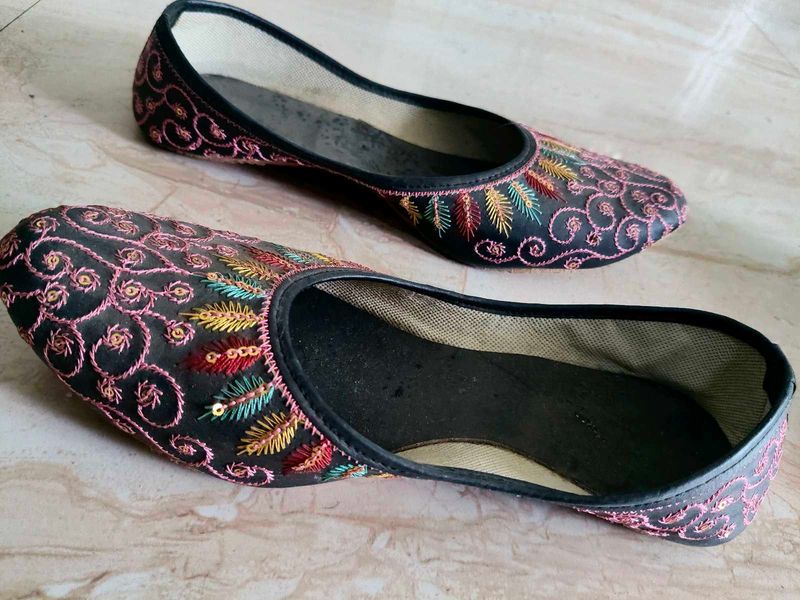 Embroidered Black Juttis