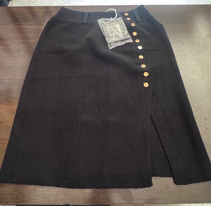 Chic Black Button Slit Skirt