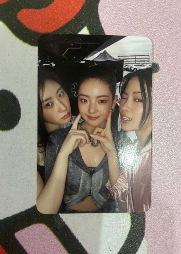 Official ITZY GOLD CD + Photocard 💿