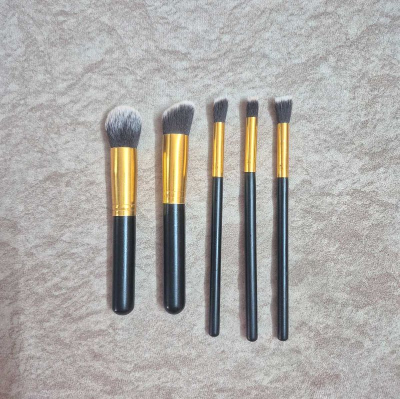 Set of 5 Makeup brushes