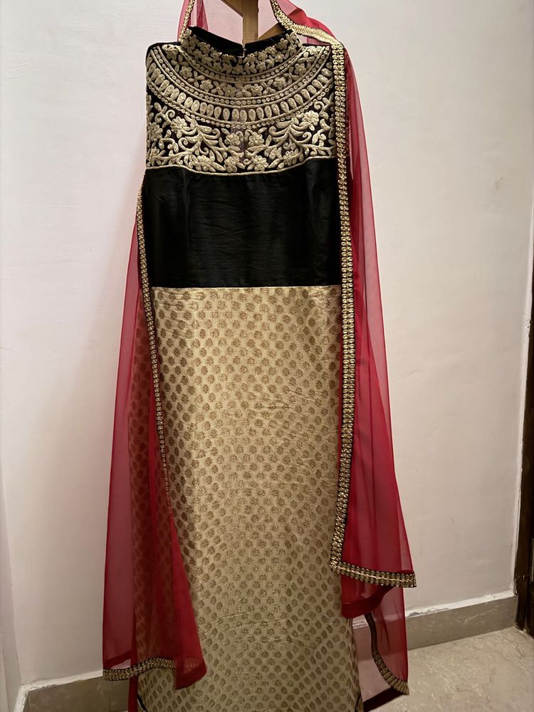 Elegant Embroidered suit &amp; net duppata Set