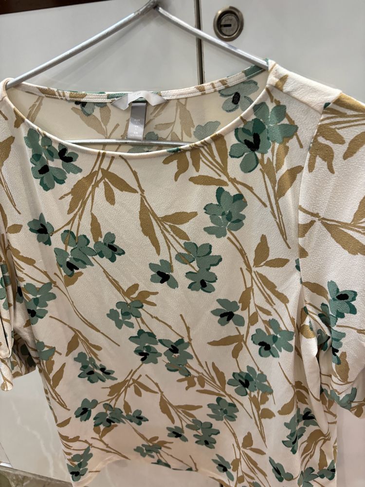 H&amp;M Off White Floral Top