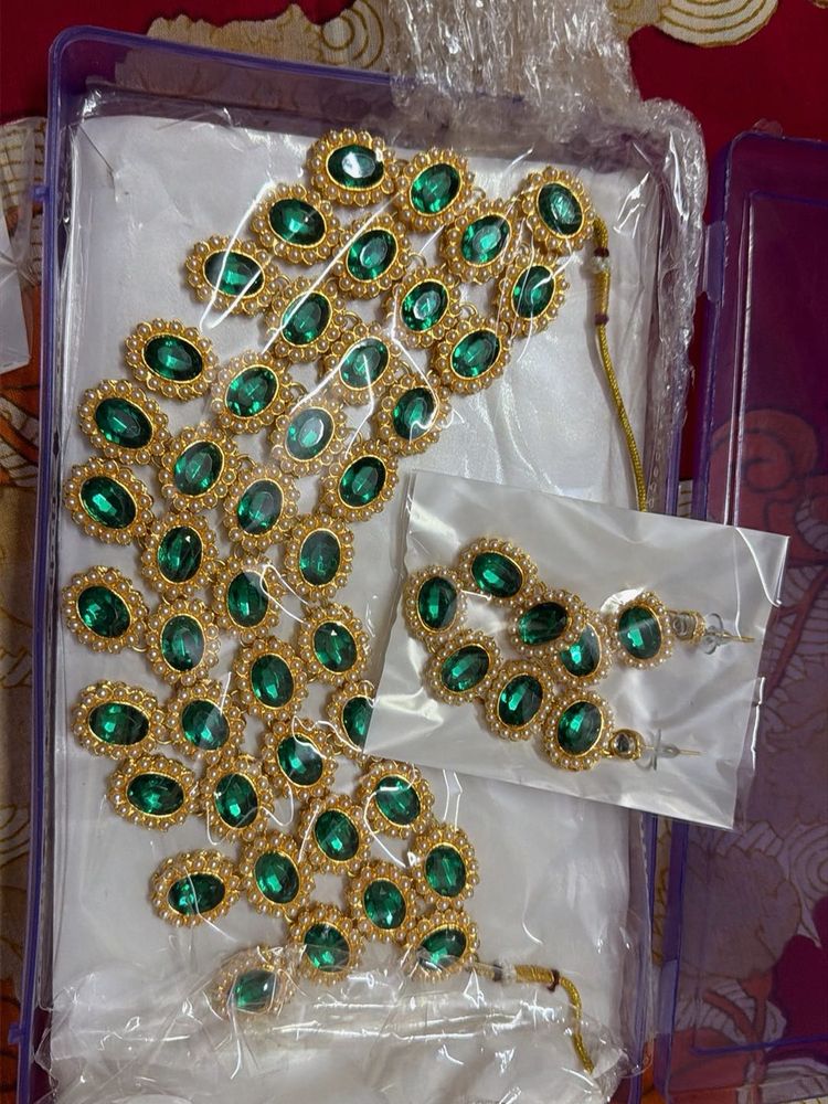 Exquisite Emerald &amp; Gold Tone Jewelry Set