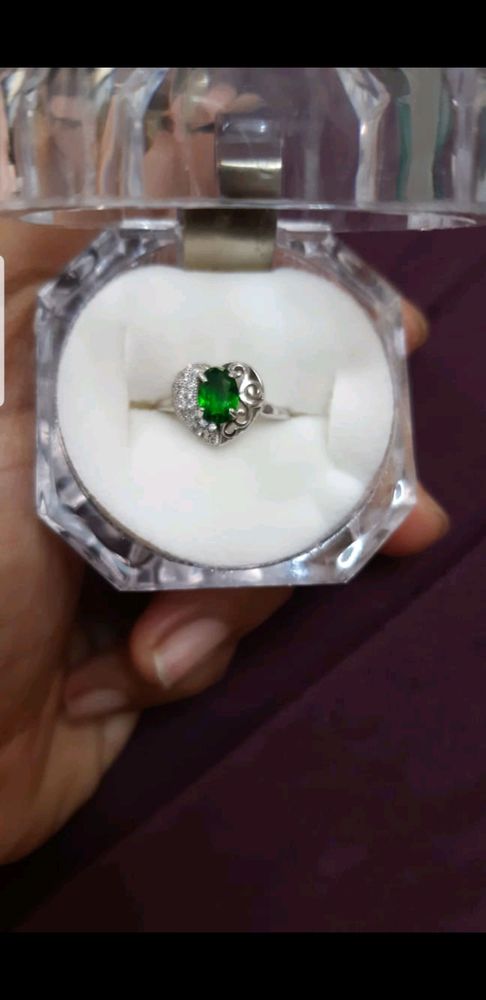 Silver ring with emarald stone