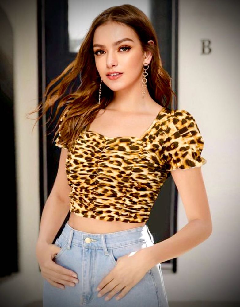 Chic Leopard Print Ruched Crop Top