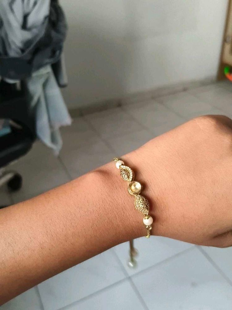 Elegant Gold-Tone Bracelet with Pearls