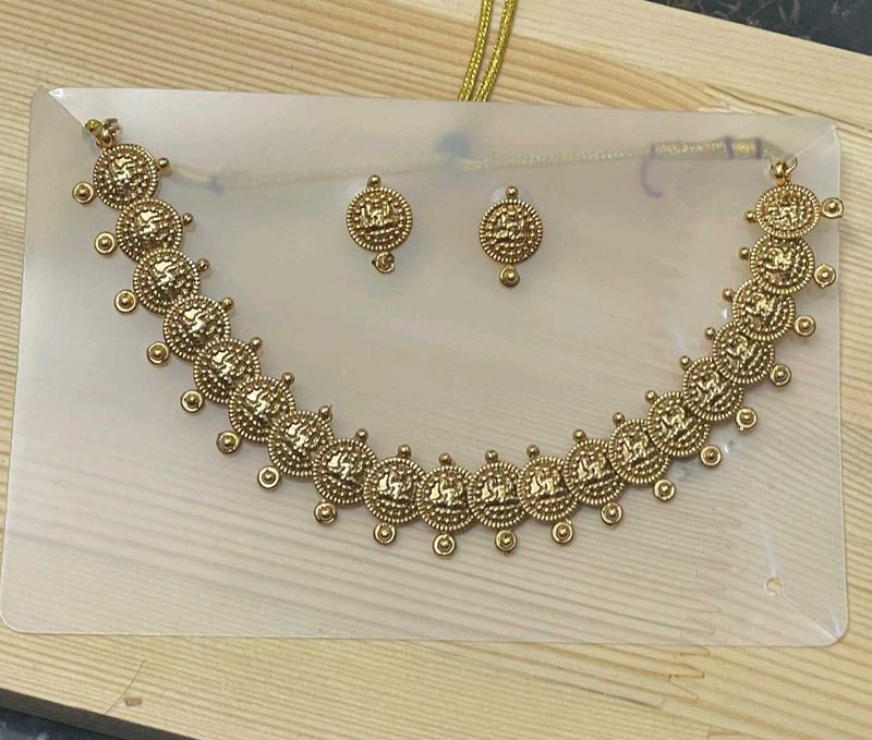 Gold Tone Necklace &amp; Earring Set
