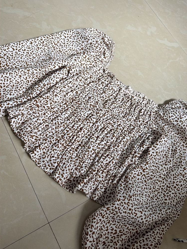 Chic Leopard Print Smocked Top