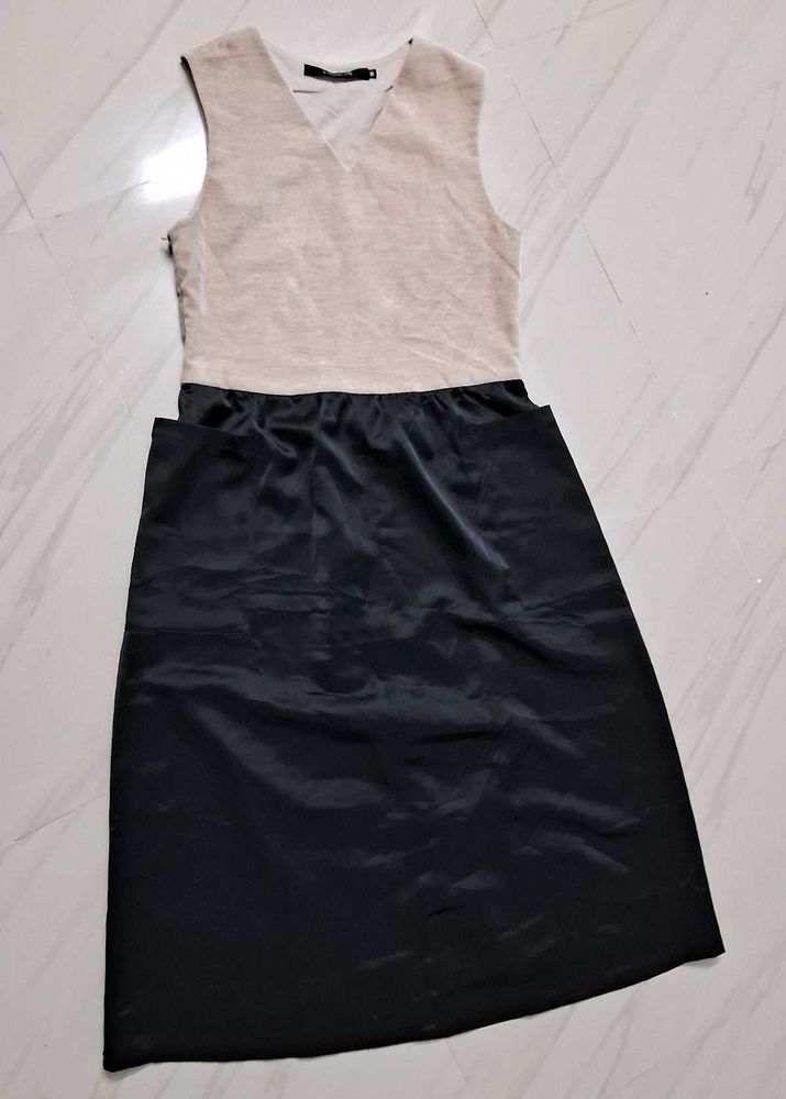 Chic Sleeveless V-Neck Dress