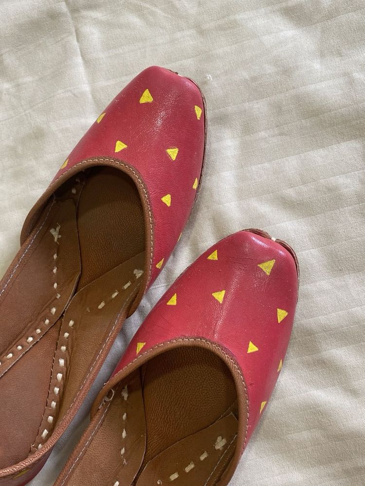 Red &amp; Yellow Triangle Juttis