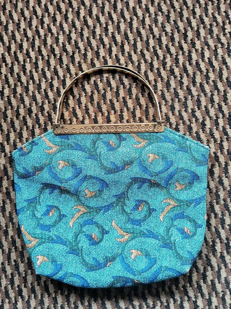 purse or clutch very pretty