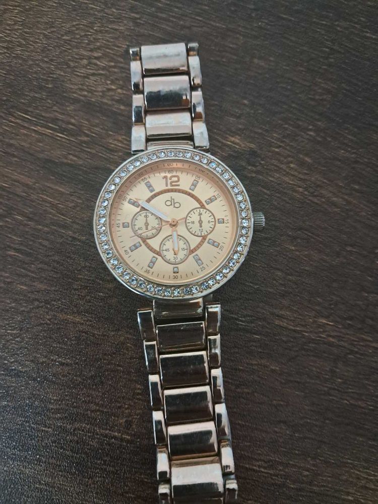 Elegant Women's Watch with Crystal Accents