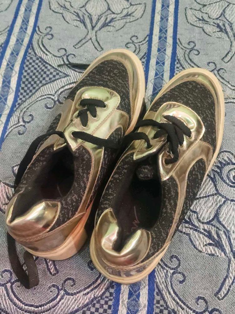 Stylish Sneakers with Metallic Accents &amp; free deli