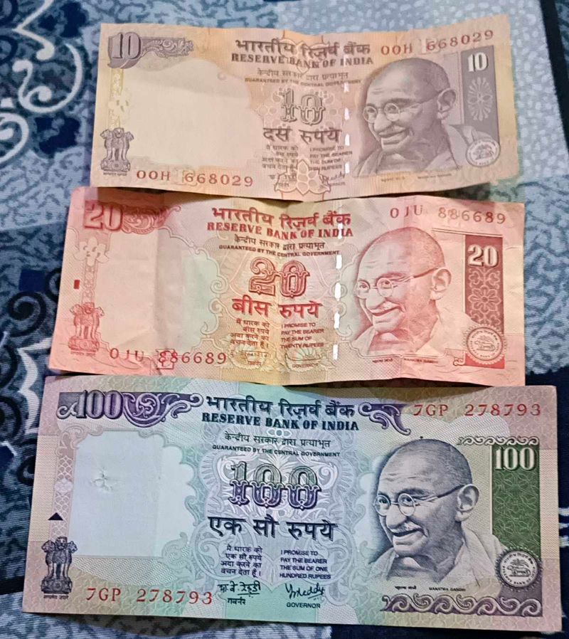 Rare 10,20,100 ruppee note without R mark