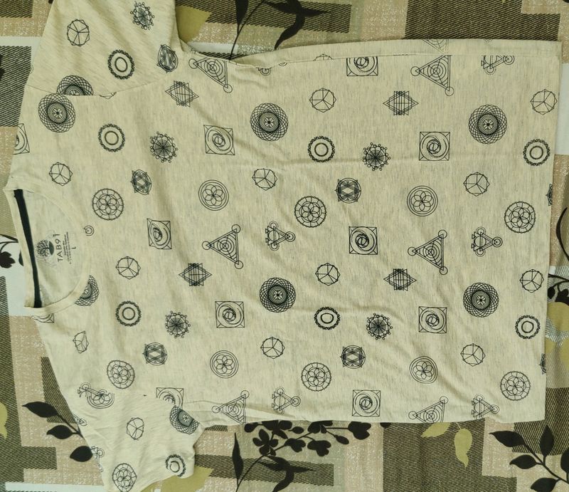 Tab91- Stylish Large Print T-shirt