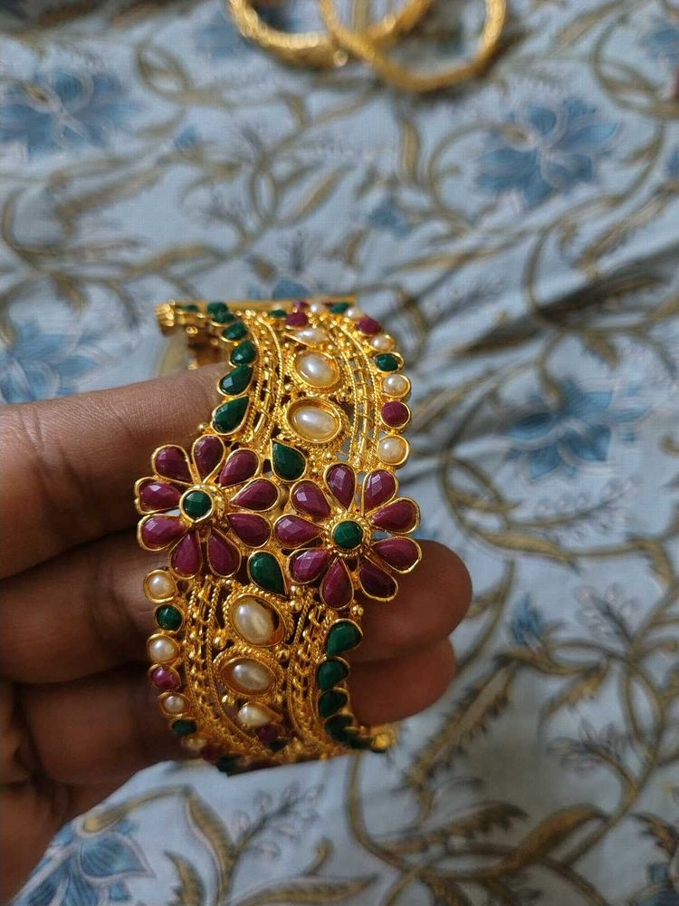 Exquisite Kundan &amp; Pearl Bangle