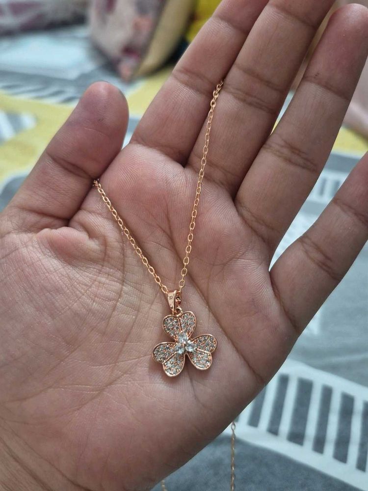 Sparkling Clover Pendant Necklace (NEW,UNUSED)