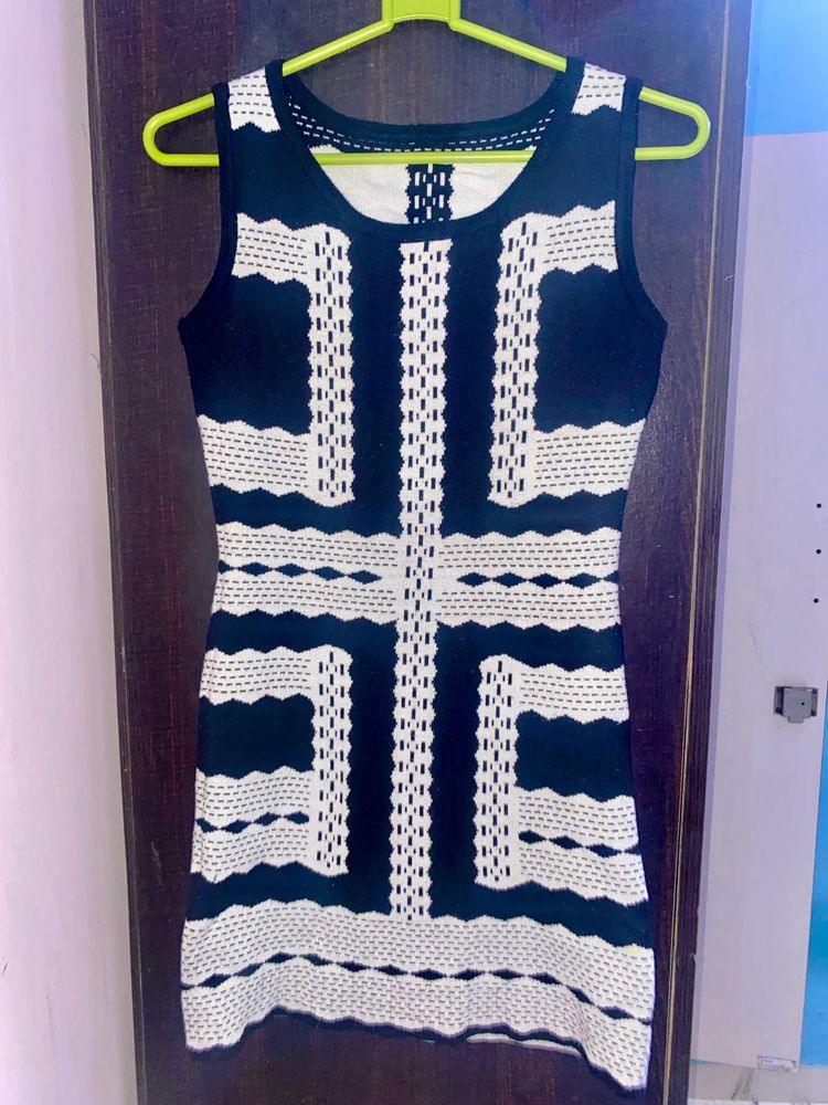 Chic Black &amp; White Knit Dress