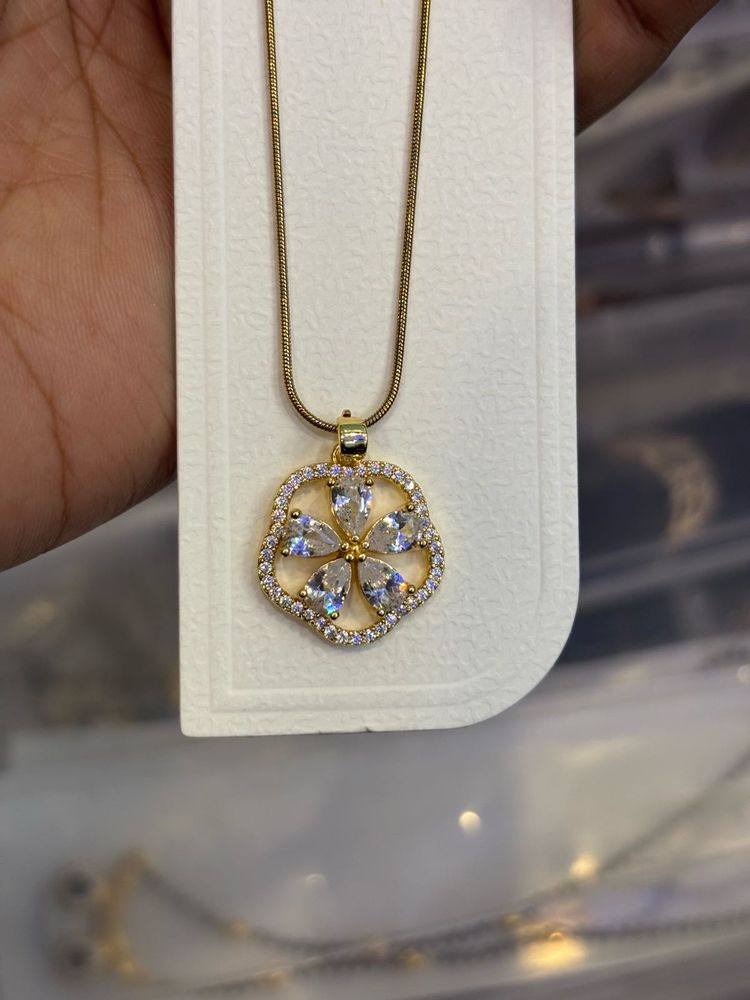 Elegant Flower Pendant Necklace