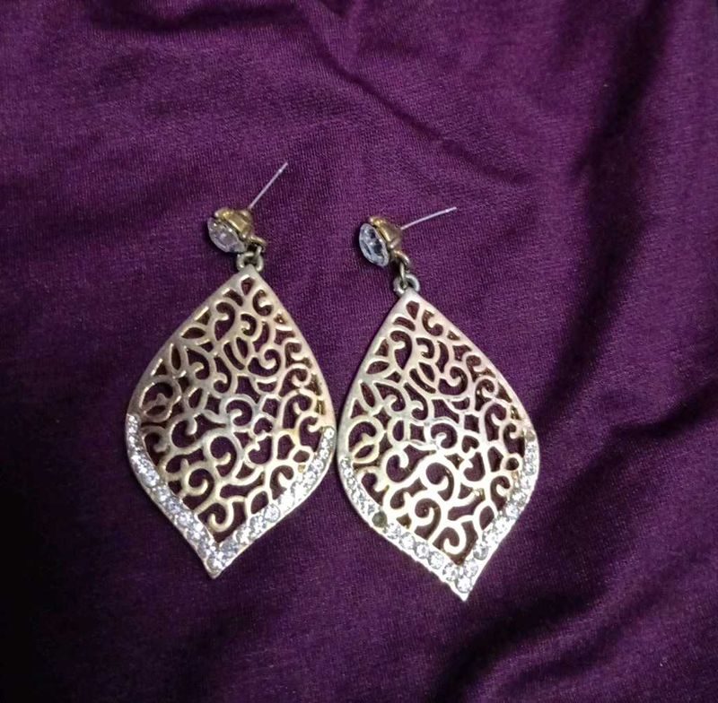 Elegant Gold Filigree Drop Earrings