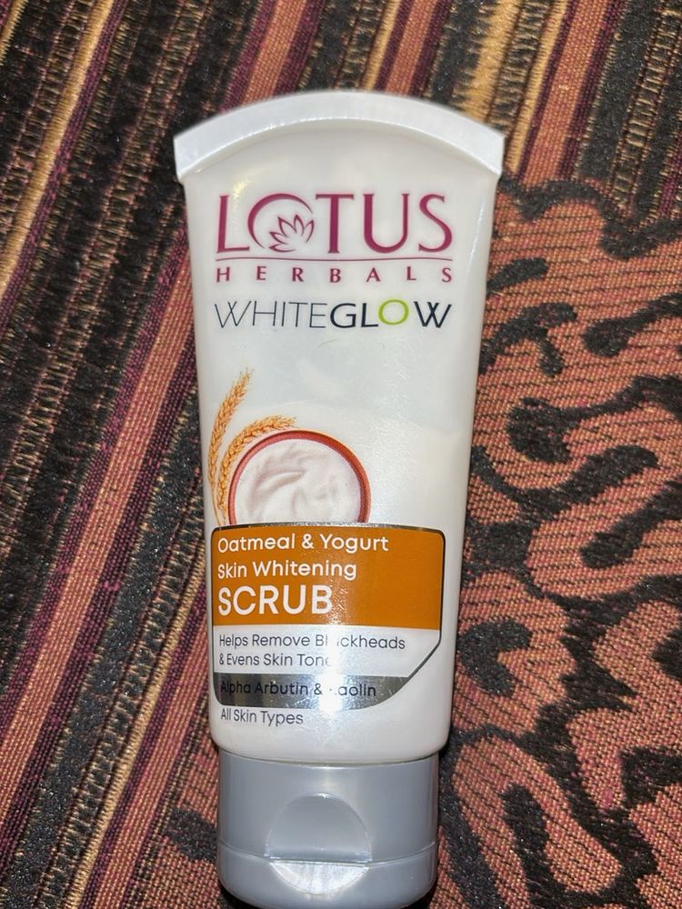 Lotus Herbals WhiteGlow Scrub