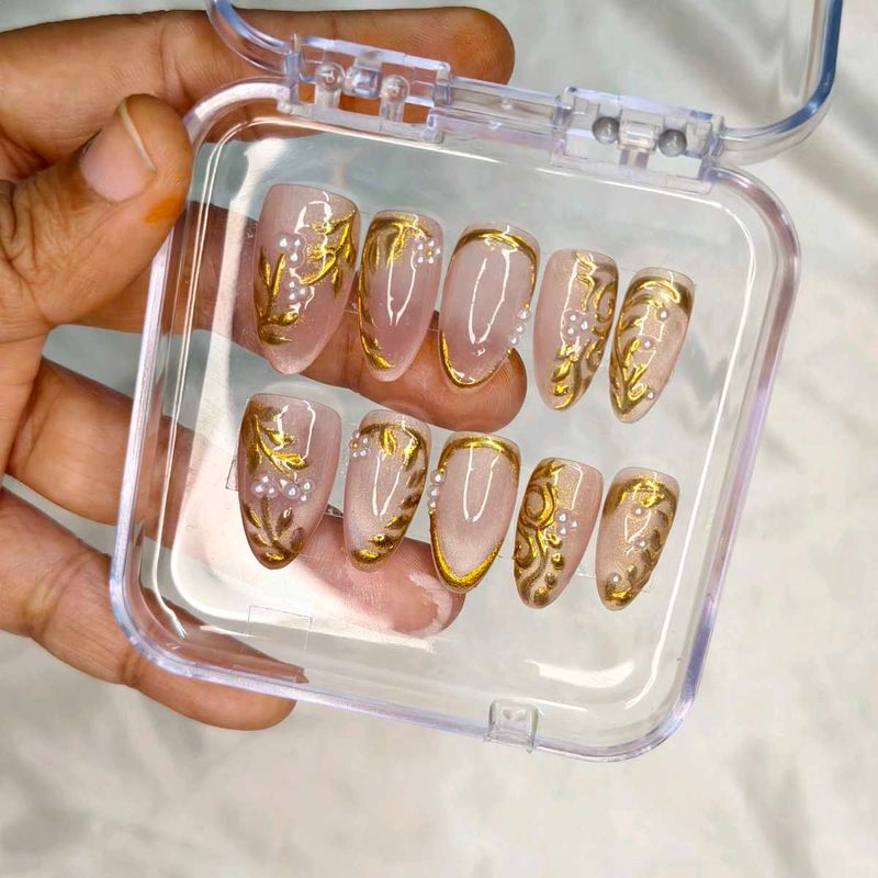 Elegant Gold Design Press-On Nails