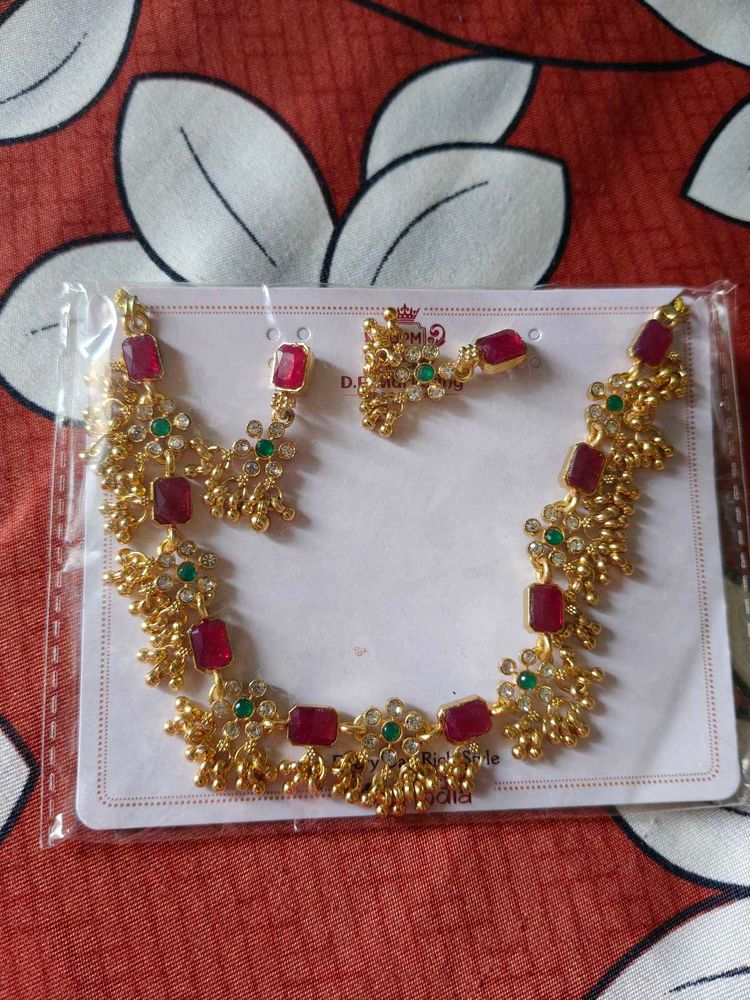 Elegant Red &amp; Green Stone Necklace Set