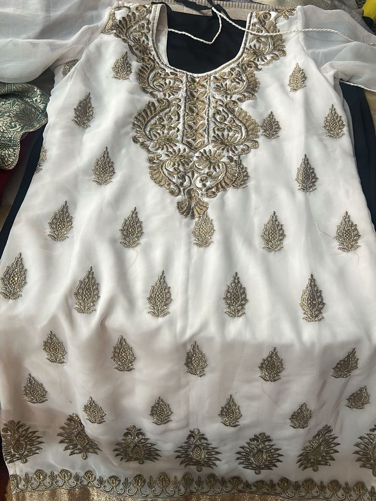 Elegant White &amp; Gold Embroidered Kurta