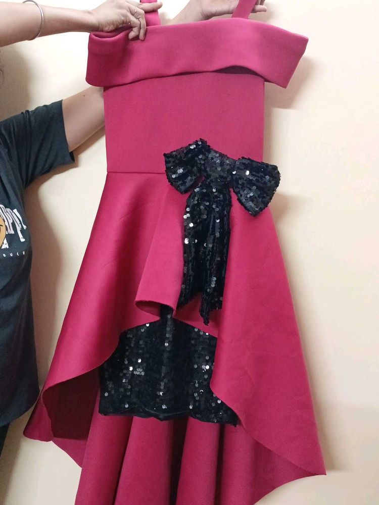 Chic Ruffle Dress with Sequin Bow