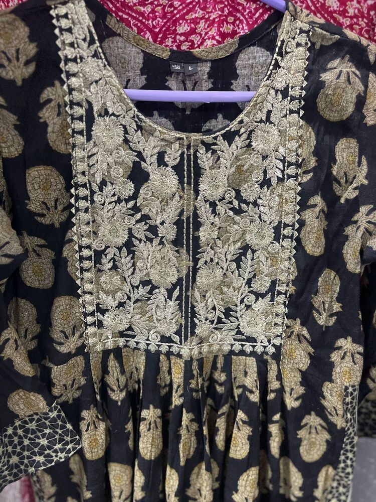 Elegant Black Kurta with Intricate Embroidery
