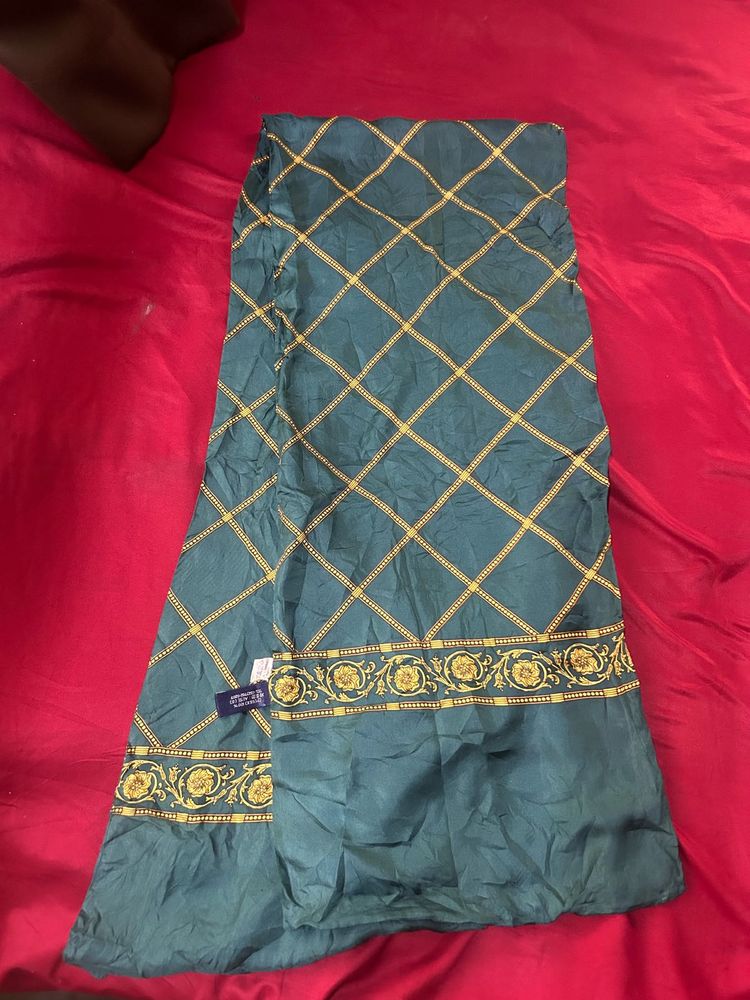 Elegant Green Scarf with Gold Pattern