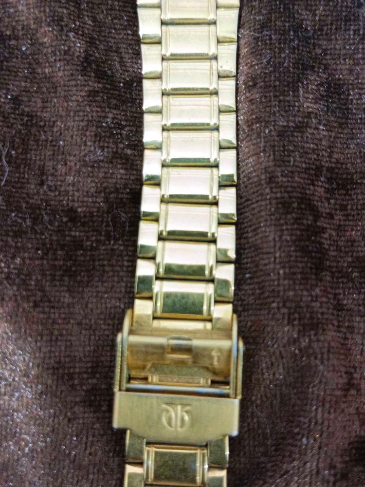 Luxury Timepiece: Golden Men's Watch