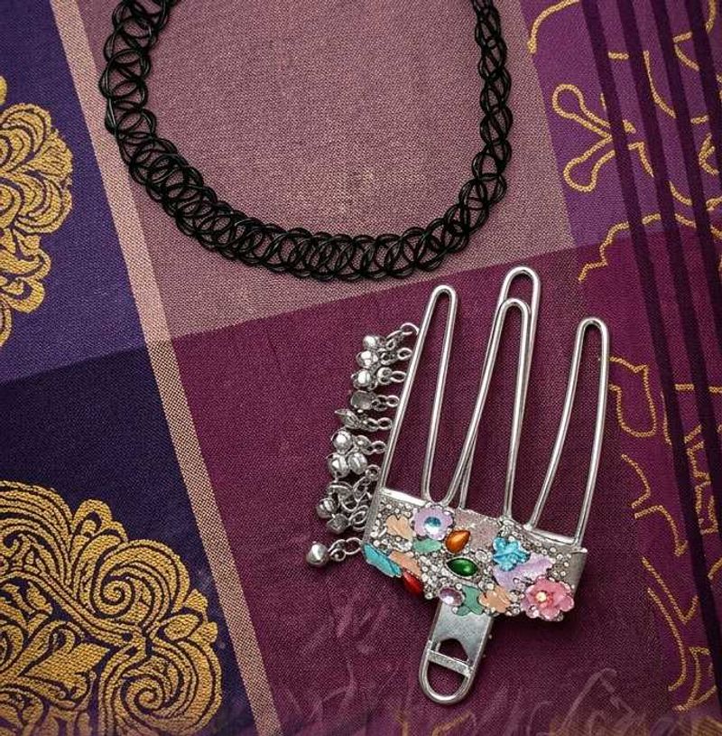 Elegant Hair Comb with Floral Embellishments