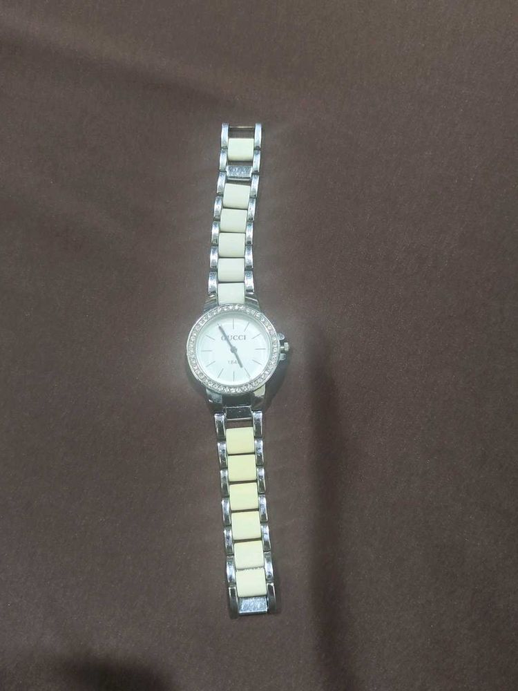 Gucci Watch - Elegant &amp; Stylish