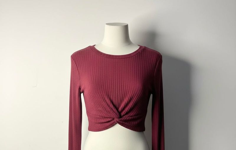 Women’s Ribbed Twist-Front Long Sleeve Crop Top