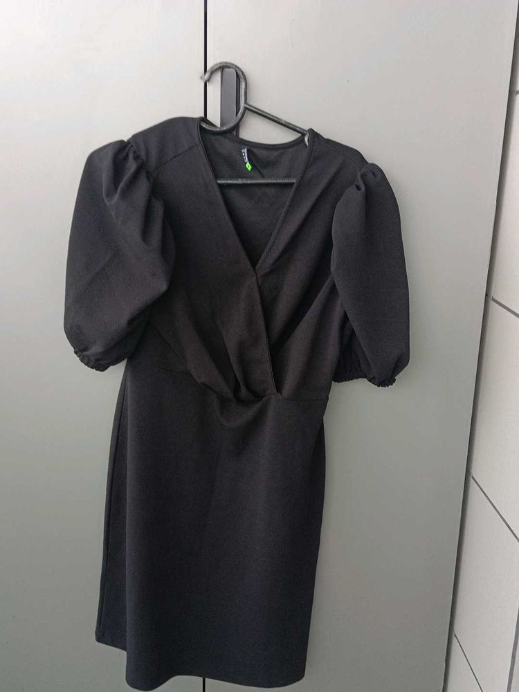 Chic Black Puff Sleeve Dress