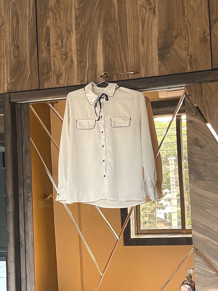 SHEIN WHITE SHIRT WITH RIBBON TIE UP