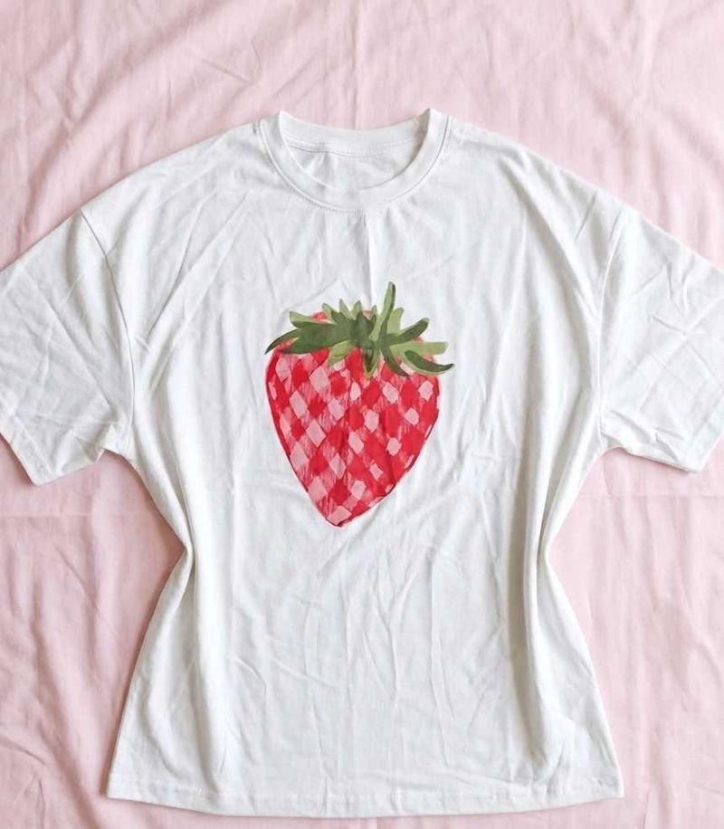 strawberry print tshirt🍓