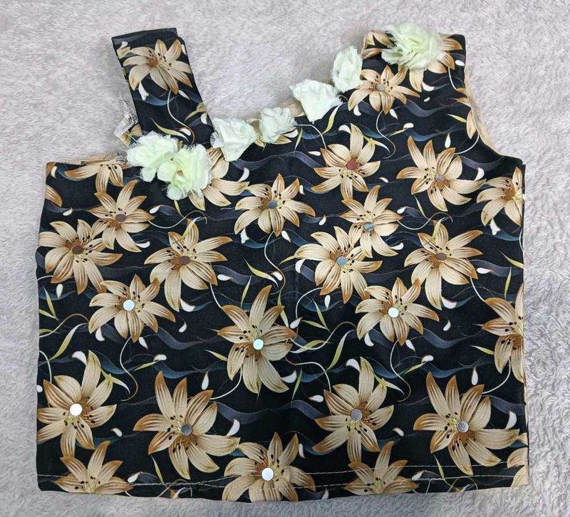 Floral 🇦🇮Top with new 🆕 🇦🇮Cute Details