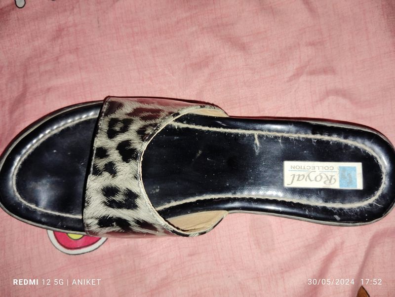 Small Hill Flat Slippers