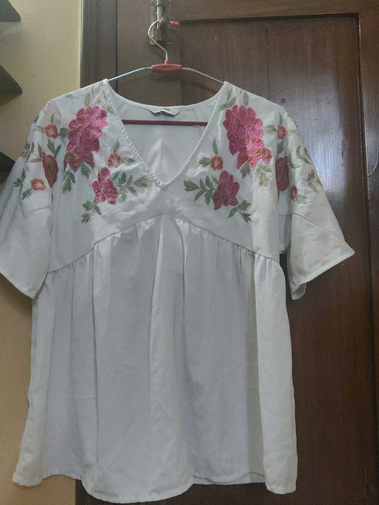 MAX White Embroidered V-Neck Top