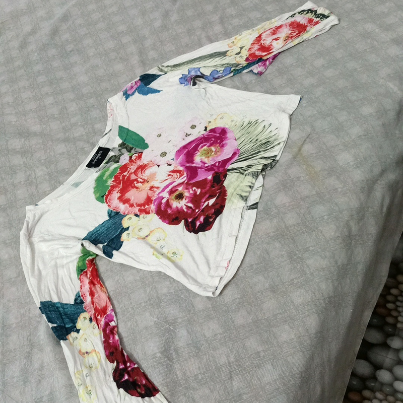 crop top with full sleeves . M size