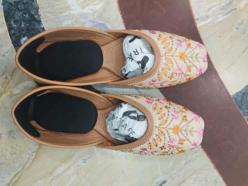 Embroidered Juttis