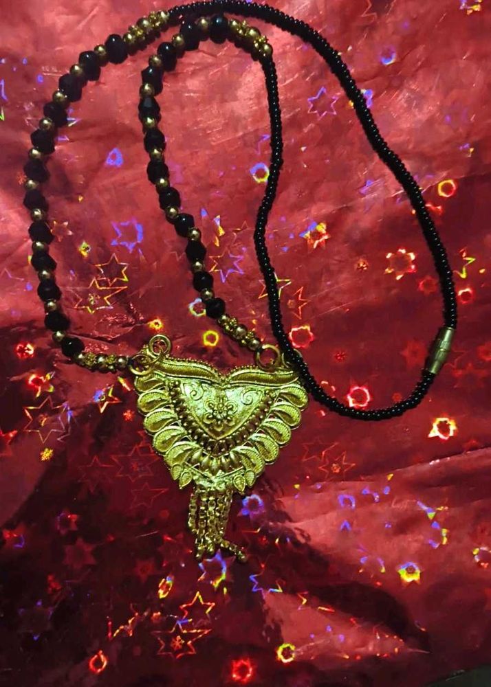Elegant Gold Pendant Necklace