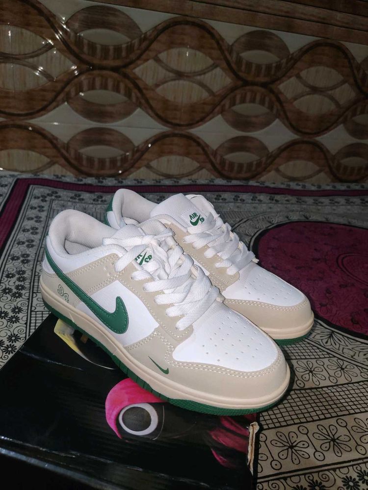 Nike Dunk Low SB Sneakers
