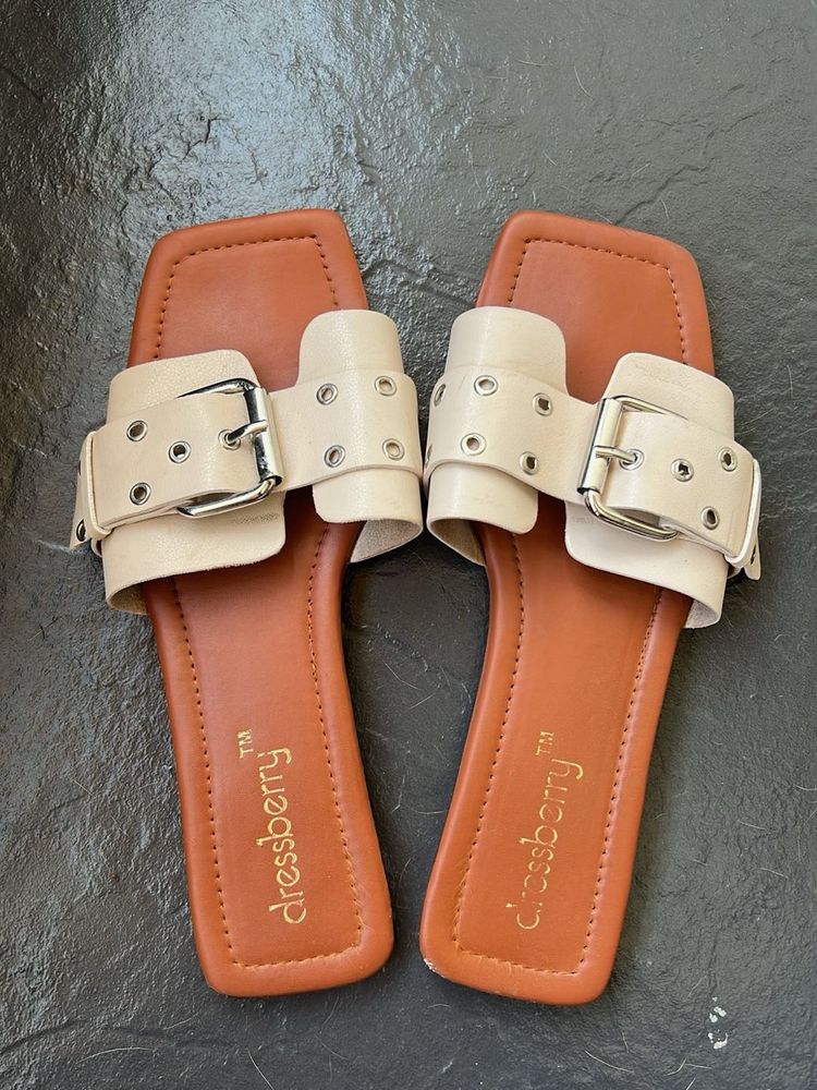 Dressberry Buckle Detail Flats